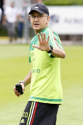 Fußball, WM Quali, Mexiko Training October 9, 2017 - EUM20171009DEP02.JPG.CIUDAD DE MEXICO Soccer Futbol-Seleccion Mexicana.- Este martes la seleccion mexicana visitara a su similar de Honduras en el Estadio Olimpico Metropolitano de San Pedro Sula para su ultimo compromiso de las eliminatorias de Concacaf rumbo al Mundial de Rusia 2018. En la imagen el estratega colombiano Juan Carlos Osorio durante un entrenamiento en el CAR el pasado 4 de octubre. Foto: Agencia EL UNIVERSAL Agustin Salinas EVZ Latin News: October 9, 2017  - ZUMAu78_ 20171009_zaf_u78_006 Copyright: xAgustinxSalinasx
