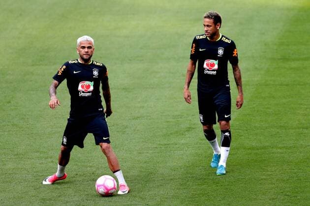 Brazil s national soccer team players Neymar (R) and Dani Alves participate in a training session at the Allianz Park in Sao Paulo, Brazil, 09 October 2017. Brazil will face Chile tomorrow for the FIFA 2018 Russia World Cup Conbemol qualifiers. Brazil s national soccer team training session !ACHTUNG: NUR REDAKTIONELLE NUTZUNG!  Copyright: xFernandoxBizerrax SAO100 20171009-636431870672045681