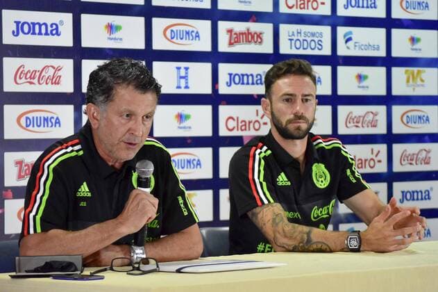 Fußball, WM Quali, Mexiko Pressekonferenz Mexico coach Juan Carlos Osorio (L) and his player Miguel Layun (R), speak at a press conference PK Pressekonferenz at the Olympic Stadium in San Pedro Sula, in northern Honduras, 09 October 2017. The soccer national team Nationalteam of Honduras will be played against Mexico their last chance in the dream to qualify, even in the playoffs, to the 2018 World Cup in the closing of the qualifiers of the CONCACAF. Press Conference Mexico national soccer team !ACHTUNG: NUR REDAKTIONELLE NUTZUNG!  Copyright: xJosexVallex TG10 20171010-636432105729789730