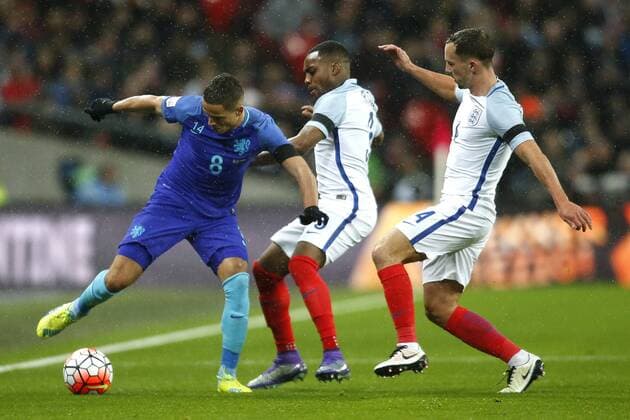 LONDON , 29-03-2016 Stadion Wembley , oefeninterland Engeland - Nederland , Nederland speler Ibrahim Afellay (l) met Engeland speler Danny Rose (m) en Engeland speler Danny Drinkwater (r) Engeland - Nederland *** LONDON 29 03 2016 Stadium Wembley practice country England Netherlands Netherlands player Ibrahim Afellay l with England player Danny Rose m and England player Danny Drinkwater r England Netherlands 