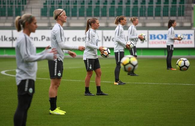 Wolfsburg vs Atletico Madrid, CL Frauen Wolfsburg, Deutschland 10.10.2017, FUßBALL - VfL Wolfsburg vs Atletico Madrid, UEFA Frauen Champions League, Pressekonferenz,Training, Saison 2017-18. Bild zeigt: VfL Frauen Mannschaftstraining Wolfsburg