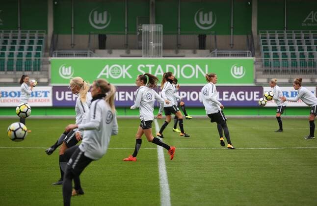 Wolfsburg vs Atletico Madrid, CL Frauen Wolfsburg, Deutschland 10.10.2017, FUßBALL - VfL Wolfsburg vs Atletico Madrid, UEFA Frauen Champions League, Pressekonferenz,Training, Saison 2017-18. Bild zeigt: VfL Frauen Mannschaftstraining Wolfsburg