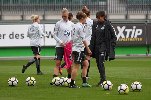 Wolfsburg vs Atletico Madrid, CL Frauen Wolfsburg, Deutschland 10.10.2017, FUßBALL - VfL Wolfsburg vs Atletico Madrid, UEFA Frauen Champions League, Pressekonferenz,Training, Saison 2017-18. Bild zeigt: VfL Frauen Mannschaftstraining Wolfsburg