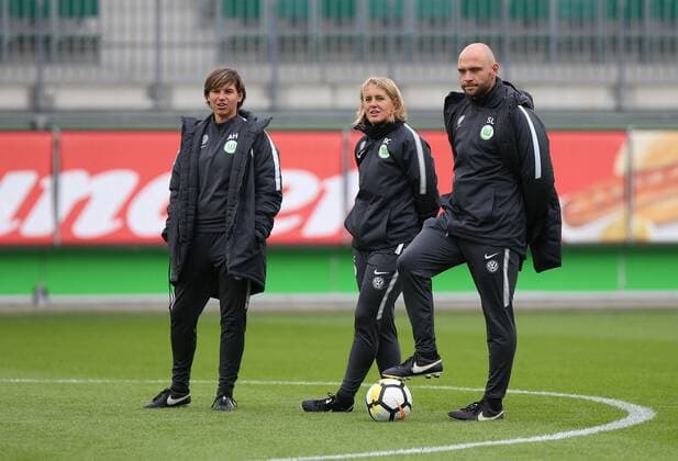 Wolfsburg vs Atletico Madrid, CL Frauen Wolfsburg, Deutschland 10.10.2017, FUßBALL - VfL Wolfsburg vs Atletico Madrid, UEFA Frauen Champions League, Pressekonferenz,Training, Saison 2017-18. Bild zeigt: Co-Trainerin Ariane Hingst (VfL Wolfsburg), Co-Trainerin Britta Carlson (VfL Wolfsburg) , Cheftrainer Stephan Lerch (VfL Wolfsburg) Wolfsburg
