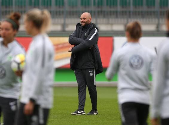 Wolfsburg vs Atletico Madrid, CL Frauen Wolfsburg, Deutschland 10.10.2017, FUßBALL - VfL Wolfsburg vs Atletico Madrid, UEFA Frauen Champions League, Pressekonferenz,Training, Saison 2017-18. Bild zeigt: Cheftrainer Stephan Lerch (VfL Wolfsburg) Wolfsburg