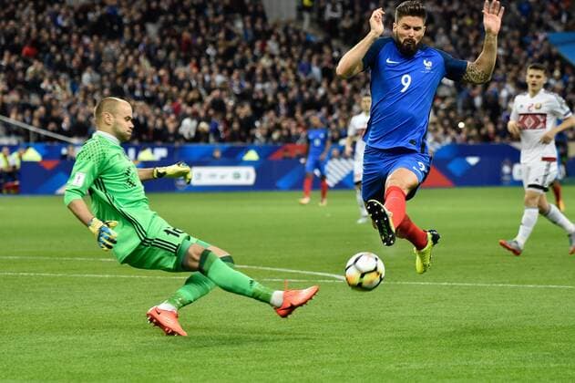 Olivier Giroud fr vs Sergei Chermik bie FOOTBALL France vs Bielorussie Match de Qualification Coupe du Monde 2018 St Denis 10 10 2017 ThierryBreton Panoramic 
