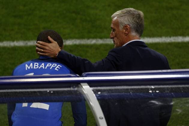 October 10, 2017 - Paris, Ile-de-France, France - France coach Didier Deschamps (R) and Kylian Mbappe of France during the Fifa 2018 World Cup qualifying match between France and Belarus on October 10, 2017 in Paris, France. France v Belarus - FIFA 2018 World Cup Qualifiers  - ZUMAn230 20171010_zaa_n230_764 Copyright: xMehdixTaamallahx