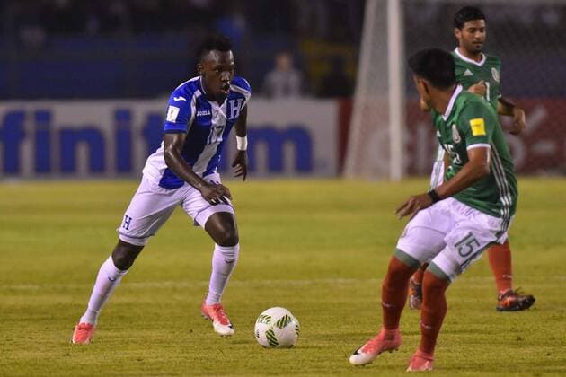Honduran Alberth Elis vies a ball against Mexican Jesus Gallardo (R) during the FIFA 2018 Russia World Cup Concacaf qualifier between the national soccer teams of Honduras and Mexico at the Olympic Stadium in San Pedro Sula, Honduras, 10 October 2017. Honduras vs Mexico !ACHTUNG: NUR REDAKTIONELLE NUTZUNG!  Copyright: xJoséxVallex HON002 20171011-636432971558856780