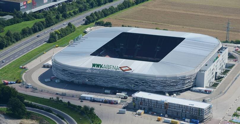 Fußball, Stadiongeschichte FC Augsburg WWK-Arena Augsburg mit neuer Fassade, Luftaufnahme, Blick aus nördlicher Richtung, vorne rechts: neues Funktionsgebäude, Geschäftsstelle,