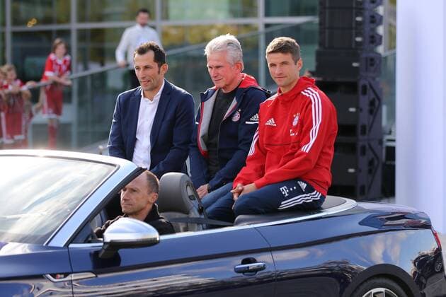 Bilder des Tages - SPORT l-r: Sportdirektor Hasan Salihamidzic (FC Bayern Muenchen), Chef-Trainer Jupp Heynckes (FC Bayern Muenchen) und Thomas Mueller 25 (FC Bayern Muenchen) werden mit dem Auto reingefahren, Dienstautos fuer den FC Bayern Muenchen, Fussball, 1.Bundesliga, 11.10.2017 Ingolstadt Bayern Deutschland Copyright: xkolbert-press ChristianxKolbertx