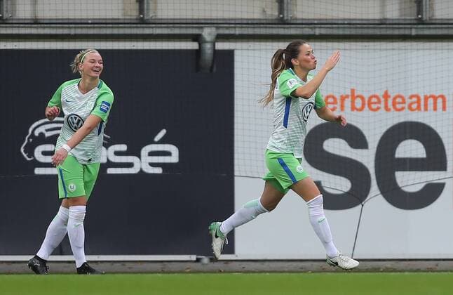 goal celebration Sara Bjoerk Gunnarsdottir VfL Wolfsburg with Handkuß