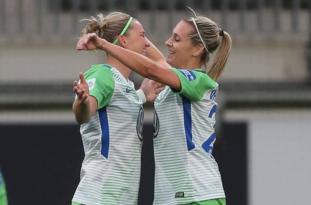 cheering Alexandra Popp VfL Wolfsburg and Lena Goeßling VfL Wolfsburg