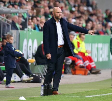Wolfsburg vs Atletico Madrid CL Women Wolfsburg Germany 11 10 2017 Football VfL Wolfsburg vs Atletico Madrid 1 32 Final UEFA Women Champions League Season 2017 18 Picture shows Head coach Stephan Lerch VfL Wolfsburg loudly to the Side line gesticulating Wolfsburg