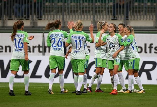 Wolfsburg vs Atletico Madrid CL Women Wolfsburg Germany 11 10 2017 Football VfL Wolfsburg vs Atletico Madrid 1 32 Final UEFA Women Champions League Season 2017 18 Picture shows Lara Dickenmann VfL Wolfsburg cheering with the Team After her goal Wolfsburg
