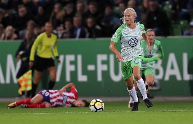 Pernille Harder VfL Wolfsburg at Ball