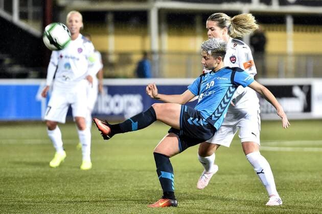 171011 Olimpia Clujs Andreea Voicu och Rosengards Hanna Folkesson under fotbollsmatchen i Champions League mellan Rosengard och Olimpia Cluj den 11 oktober 2017 i Malmö.  Copyright: ChristianxÖrnberg BB171011CO008