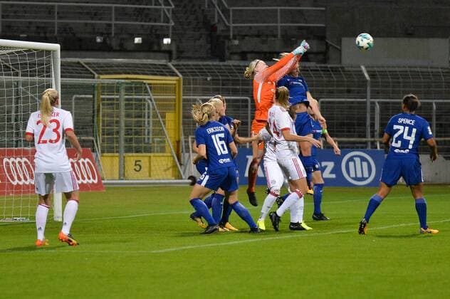 Parade from Hedvig Lindahl Goalkeeper FC Chelsea Millie Bright FC Chelsea Munich Munich Germany Germany 11 10 2017 Football UEFA Women s Champions League FC Bavaria Munich FC Chelsea xklx