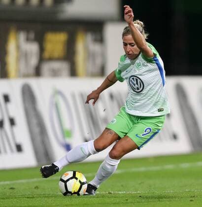 Anna Pallor VfL Wolfsburg at Ball