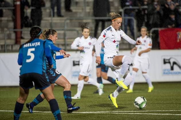 171011 Rosengards Sanne Troelsgaard Nielsen mot Olimpia Clujs Teodora Meluta och Adina Giurgiu under fotbollsmatchen i Champions League mellan Rosengard och Olimpia Cluj den 11 oktober 2017 i Malmö.  Copyright: ChristianxÖrnberg BB171011CO018