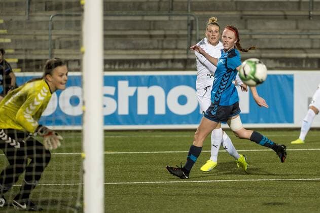 171011 Rosengards Anja Mittag mot Olimpia Clujs malvakt Jillian McVicker och Emily Victoria Richardson under fotbollsmatchen i Champions League mellan Rosengard och Olimpia Cluj den 11 oktober 2017 i Malmö.  Copyright: ChristianxÖrnberg BB171011CO023