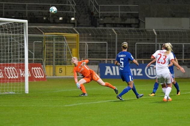 Mandy Islacker FC Bavaria Munich shoots above the goal Hedvig Lindahl Goalkeeper FC Chelsea weggerutscht Munich Munich Germany Germany 11 10 2017 Football UEFA Women s Champions League FC Bavaria Munich FC Chelsea xklx