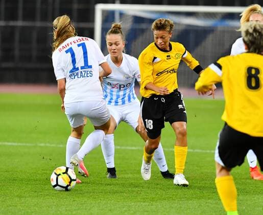 11 10 2017 Zurich Switzerland Football Women Season 2017 2018 Women u0026 39;s Champions League FC Zurich LTU Picture shows Scorer Coleman right against 11 Barla Deplazes FCZ Action shot duel Gesture