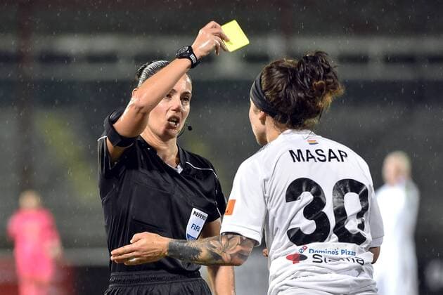 171011 Domaren Efthalia Mitsi ger Rosengards Ella Masar McLeod gult kort under fotbollsmatchen i Champions League mellan Rosengard och Olimpia Cluj den 11 oktober 2017 i Malmö.  Copyright: ChristianxÖrnberg BB171011CO026