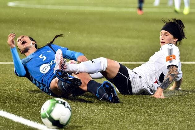 Bilder des Tages - SPORT 171011 Rosengards Ella Masar McLeod kapar Olimpia Clujs Teodora Meluta under fotbollsmatchen i Champions League mellan Rosengard och Olimpia Cluj den 11 oktober 2017 i Malmö.  Copyright: ChristianxÖrnberg BB171011CO027