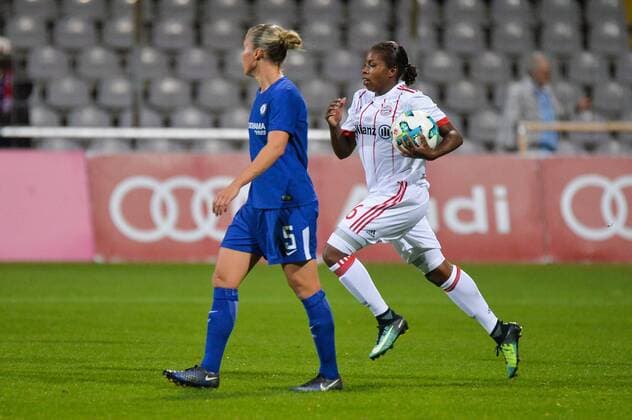 After the 1 1 through Fridolina Rolfö FC Bavaria Munich Lineth Beerensteyn FC Bavaria Munich short with the back to Kick point Munich Munich Germany Germany 11 10 2017 Football UEFA Women s Champions League FC Bavaria Munich FC Chelsea xklx