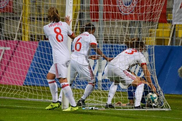 Leading results the GC Bavaria Munich through Lucie Vonkova FC Bavaria Munich Wrangling in goal Lucie Vonkova FC Bavaria Munich will the Ball have Munich Munich Germany Germany 11 10 2017 Football UEFA Women s Champions League FC Bavaria Munich FC Chelsea xklx