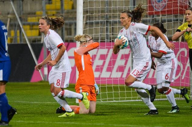 Leading results the GC Bavaria Munich through Lucie Vonkova FC Bavaria Munich Lucie Vonkova FC Bavaria Munich with Ball back to Kick point Germany Germany 11 10 2017 Football UEFA Women s Champions League FC Bavaria Munich FC Chelsea xklx