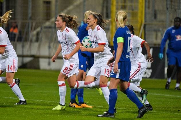 Leading results the GC Bavaria Munich through Lucie Vonkova FC Bavaria Munich Lucie Vonkova FC Bavaria Munich with Ball back to Kick point Germany Germany 11 10 2017 Football UEFA Women s Champions League FC Bavaria Munich FC Chelsea xklx