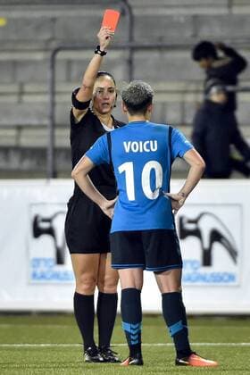 Bilder des Tages - SPORT 171011 Olimpia Clujs Andreea Voicu far rött kort av domare Efthalia Mitsi under fotbollsmatchen i Champions League mellan Rosengard och Olimpia Cluj den 11 oktober 2017 i Malmö.  Copyright: ChristianxÖrnberg BB171011CO033
