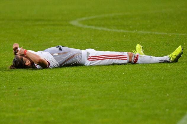 Simone Laudehr FC Bavaria Munich disappointed frustiert weeping depressed at Bottom lying After the eliminated in the UWCL Munich Munich Germany Germany 11 10 2017 Football UEFA Women s Champions League FC Bavaria Munich FC Chelsea xklx