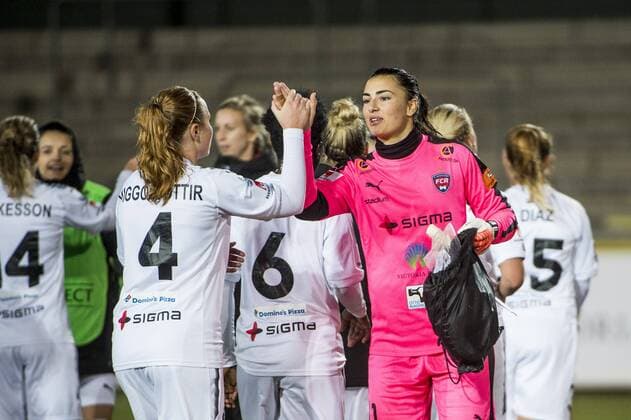 Bilder des Tages - SPORT 171011 Rosengards Glodis Perla Viggosdottir och malvakt Zecira Musovic jublar efter vinsten i fotbollsmatchen i Champions League mellan Rosengard och Olimpia Cluj den 11 oktober 2017 i Malmö.  Copyright: ChristianxÖrnberg BB171011CO039