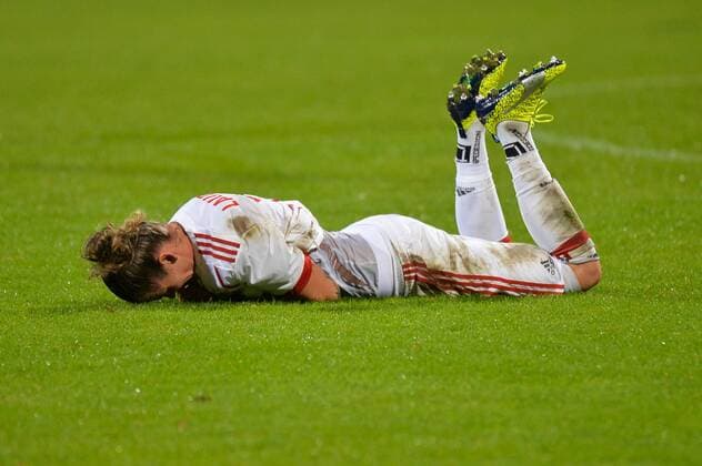 Simone Laudehr FC Bavaria Munich disappointed frustiert weeping depressed at Bottom lying After the eliminated in the UWCL Munich Munich Germany Germany 11 10 2017 Football UEFA Women s Champions League FC Bavaria Munich FC Chelsea xklx