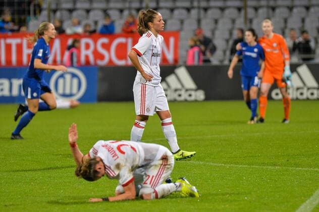 Simone Laudehr FC Bavaria Munich disappointed frustiert weeping depressed at Bottom lying After the eliminated in the UWCL behind Melanie Leupolz FC Bavaria Munich Melli Leupolz Munich Munich Germany Germany 11 10 2017 Football UEFA Women s Champions League FC Bavaria Munich FC Chelsea xklx