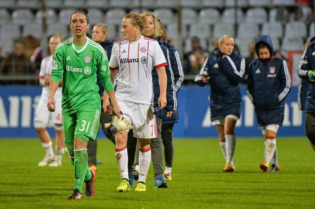 Manuela Interest Berger Goalkeeper FC Bavaria Munich ManU Interest Berger disappointed frustrated weeping Munich Munich Germany Germany 11 10 2017 Football UEFA Women s Champions League FC Bavaria Munich FC Chelsea xklx