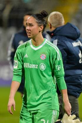 Manuela Interest Berger Goalkeeper FC Bavaria Munich ManU Interest Berger disappointed frustrated weeping Munich Munich Germany Germany 11 10 2017 Football UEFA Women s Champions League FC Bavaria Munich FC Chelsea xklx