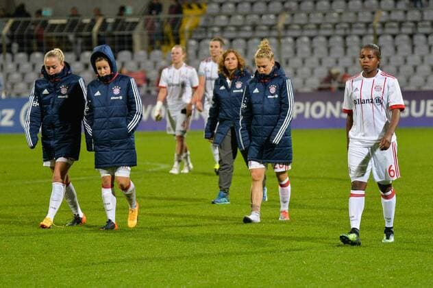 Mandy Islacker FC Bavaria Munich Nicole Rolser FC Bavaria Munich Leonie Maier FC Bavaria Munich Leo Maier Lineth Beerensteyn FC Bavaria Munich disappointed frustrated weeping Munich Munich Germany Germany 11 10 2017 Football UEFA Women s Champions League FC Bavaria Munich FC Chelsea xklx