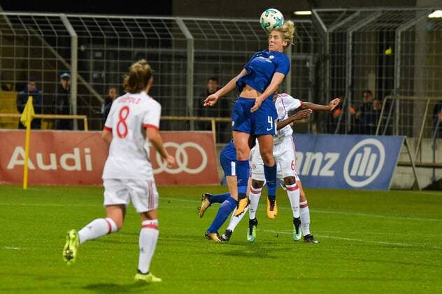 Millie Bright FC Chelsea clarifies before Lineth Beerensteyn FC Bavaria Munich Munich Munich Germany Germany 11 10 2017 Football UEFA Women s Champions League FC Bavaria Munich FC Chelsea xklx