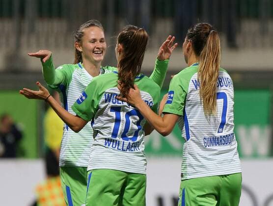 Wolfsburg vs Atletico Madrid CL Women Wolfsburg Germany 11 10 2017 Football VfL Wolfsburg vs Atletico Madrid 1 32 Final UEFA Women Champions League Season 2017 18 Picture shows Caroline Graham Hansen VfL Wolfsburg cheering with the Team After her goal Wolfsburg