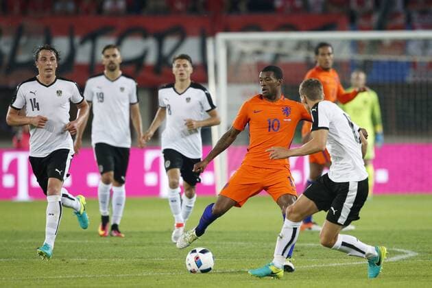 Vienna 04 06 2016 Ernst Happelstadion Exercise country Austria The Netherlands 0 2 Georginio Wijnaldum surrounds by four Austrians Austria The Netherlands