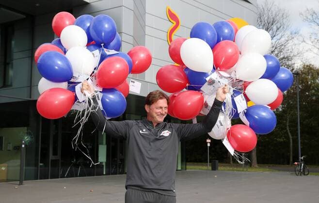 RBLeipzig press conference Football 1 BL Leipzig 13 10 2017 RBL Academy Football 1 Bundesliga RB Leipzig in Picture team manager Ralph Hasenhüttl Hasenhuettl RB Leipzig can Balloons with for the Champions League Game vs FC Porto rise