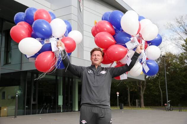 RBLeipzig press conference Football 1 BL Leipzig 13 10 2017 RBL Academy Football 1 Bundesliga RB Leipzig in Picture team manager Ralph Hasenhüttl Hasenhuettl RB Leipzig can Balloons with for the Champions League Game vs FC Porto rise