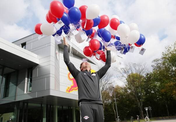 RBLeipzig press conference Football 1 BL Leipzig 13 10 2017 RBL Academy Football 1 Bundesliga RB Leipzig in Picture team manager Ralph Hasenhüttl Hasenhuettl RB Leipzig can Balloons with for the Champions League Game vs FC Porto rise