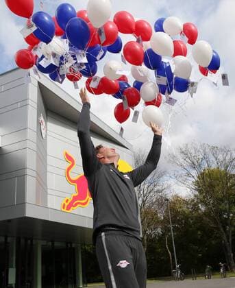 RBLeipzig press conference Football 1 BL Leipzig 13 10 2017 RBL Academy Football 1 Bundesliga RB Leipzig in Picture team manager Ralph Hasenhüttl Hasenhuettl RB Leipzig can Balloons with for the Champions League Game vs FC Porto rise