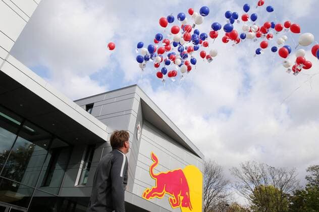 RBLeipzig press conference Football 1 BL Leipzig 13 10 2017 RBL Academy Football 1 Bundesliga RB Leipzig in Picture team manager Ralph Hasenhüttl Hasenhuettl RB Leipzig can Balloons with for the Champions League Game vs FC Porto rise