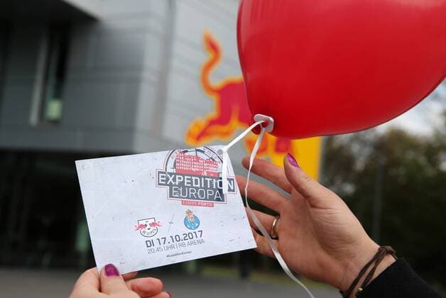 RBLeipzig press conference Football 1 BL Leipzig 13 10 2017 RBL Academy Football 1 Bundesliga RB Leipzig in Picture RB can Balloons with for the Champions League Game vs FC Porto rise