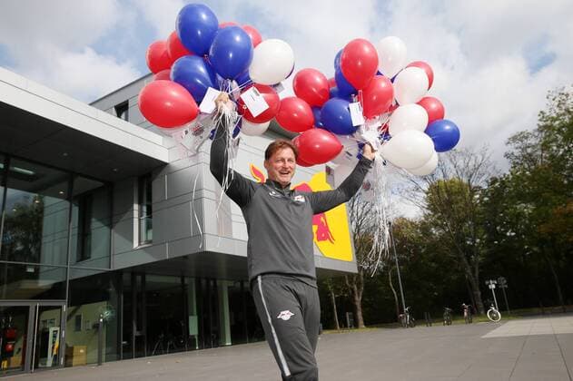 RBLeipzig press conference Football 1 BL Leipzig 13 10 2017 RBL Academy Football 1 Bundesliga RB Leipzig in Picture team manager Ralph Hasenhüttl Hasenhuettl RB Leipzig can Balloons with for the Champions League Game vs FC Porto rise